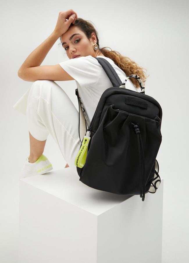 Mochila nylon negro Lola Casademunt